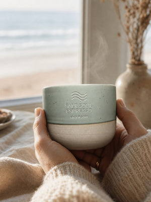 Handglasierte Ocean Mug in Seagrass im warmen Morgenlicht am Fenster