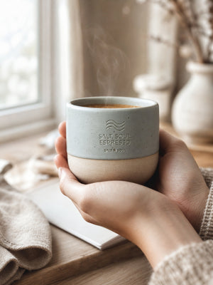 Ocean Mug in Coastal Fog mit frischem Kaffee – blaugraue Glasur auf rohem Ton