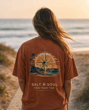 Frau im oversize SALT Ñ SOUL Beach Shirt mit Rückansicht SaltTee mit Kompass-Print und Find Your Tide Schriftzug