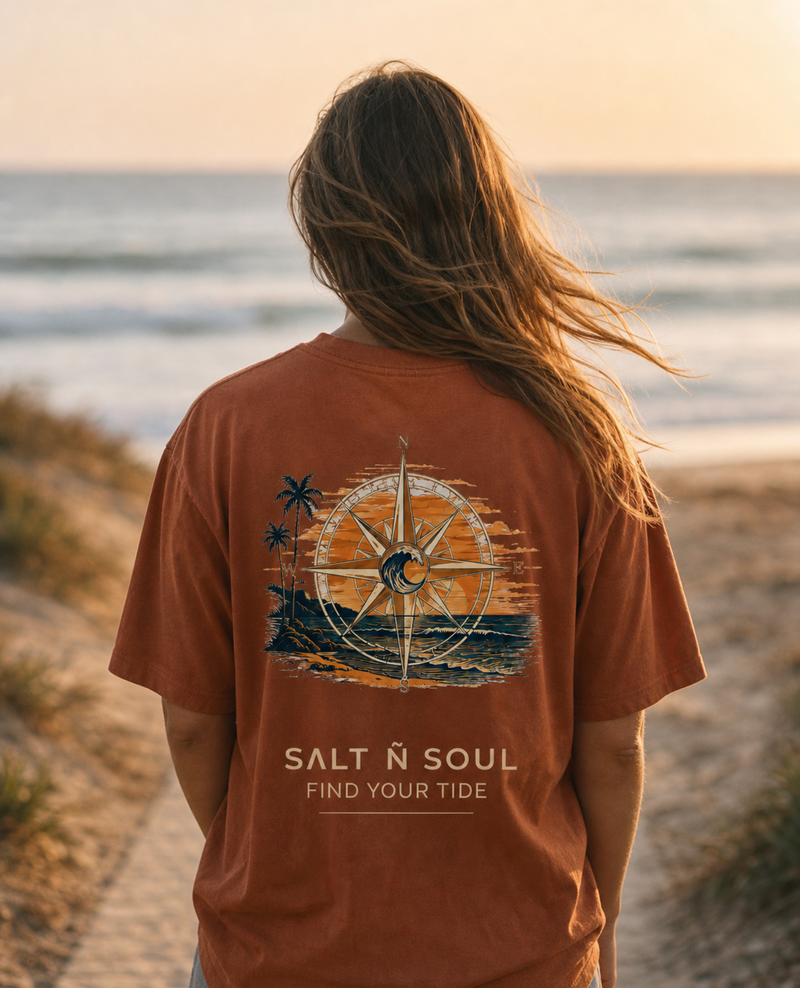 Frau im oversize SALT Ñ SOUL Beach Shirt mit Rückansicht SaltTee mit Kompass-Print und Find Your Tide Schriftzug
