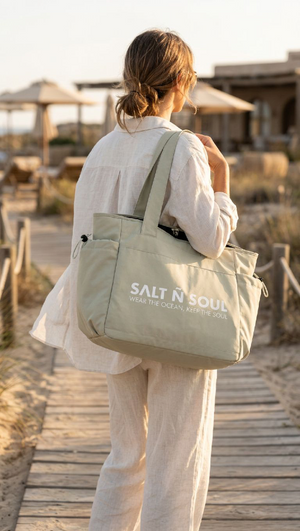 TideCarry Tote Bag von SALT Ñ SOUL in Sea Glass, getragen auf einem Strandsteg – wasserabweisende Strandtasche im Coastal-Look